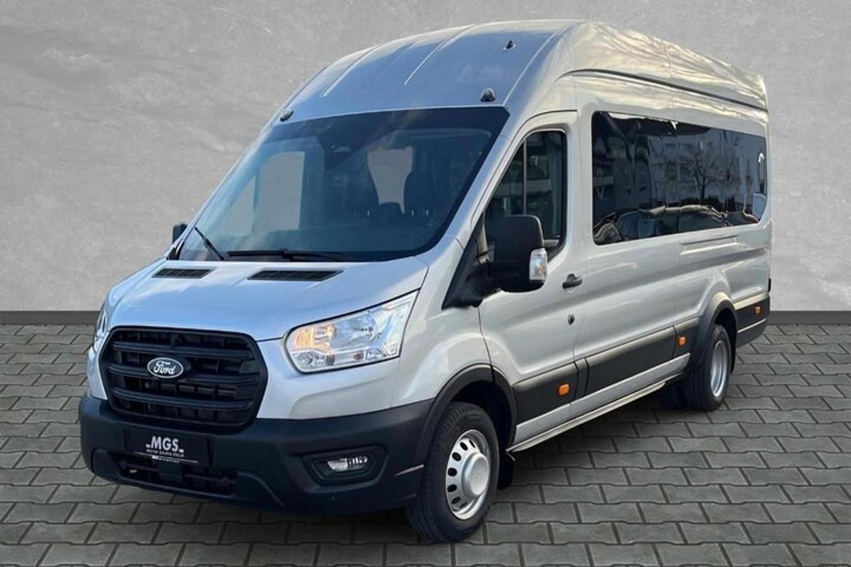 ein silberner Lieferwagen, der auf einem Dach geparkt ist