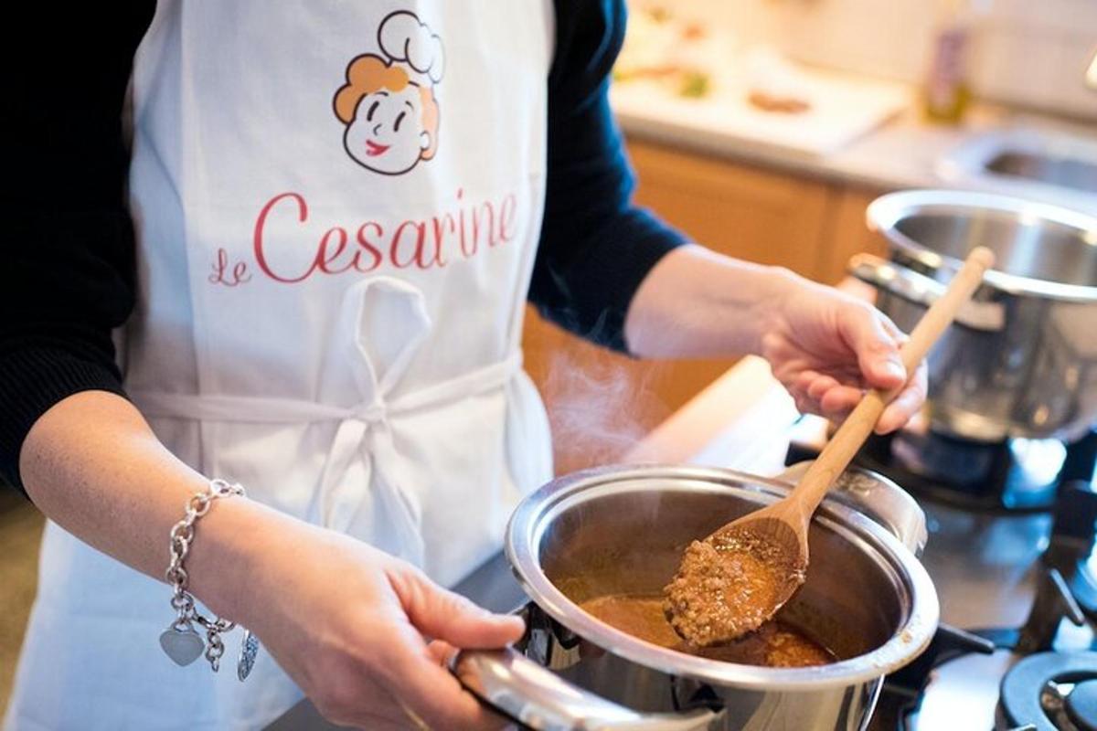 una donna in cucina che mescola una pentola di cibo