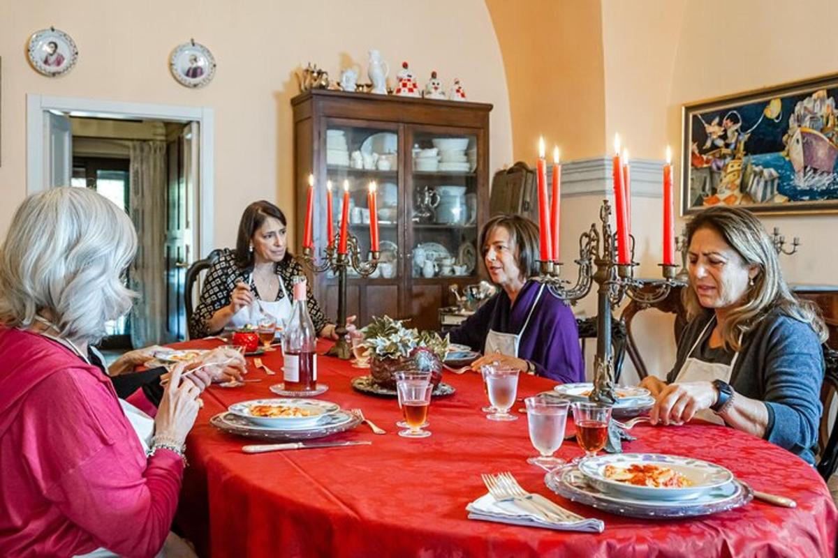 un gruppo di persone sedute attorno a un tavolo che mangiano