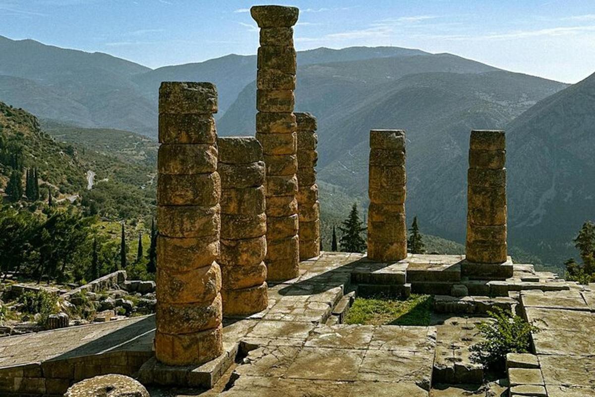 un gruppo di colonne di pietra in cima a una montagna
