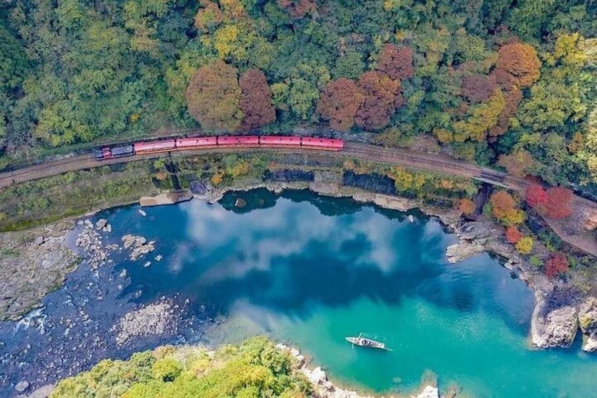un tren creuant un pont sobre un llac
