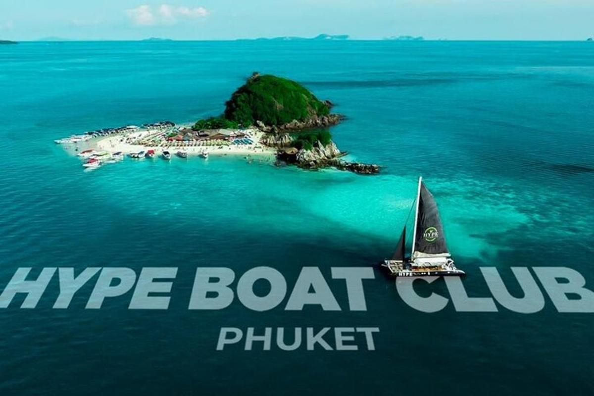 một hòn đảo nhỏ có một chiếc thuyền buồm trên mặt nước