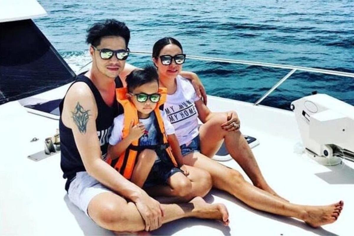 una famiglia seduta su una barca sull'acqua