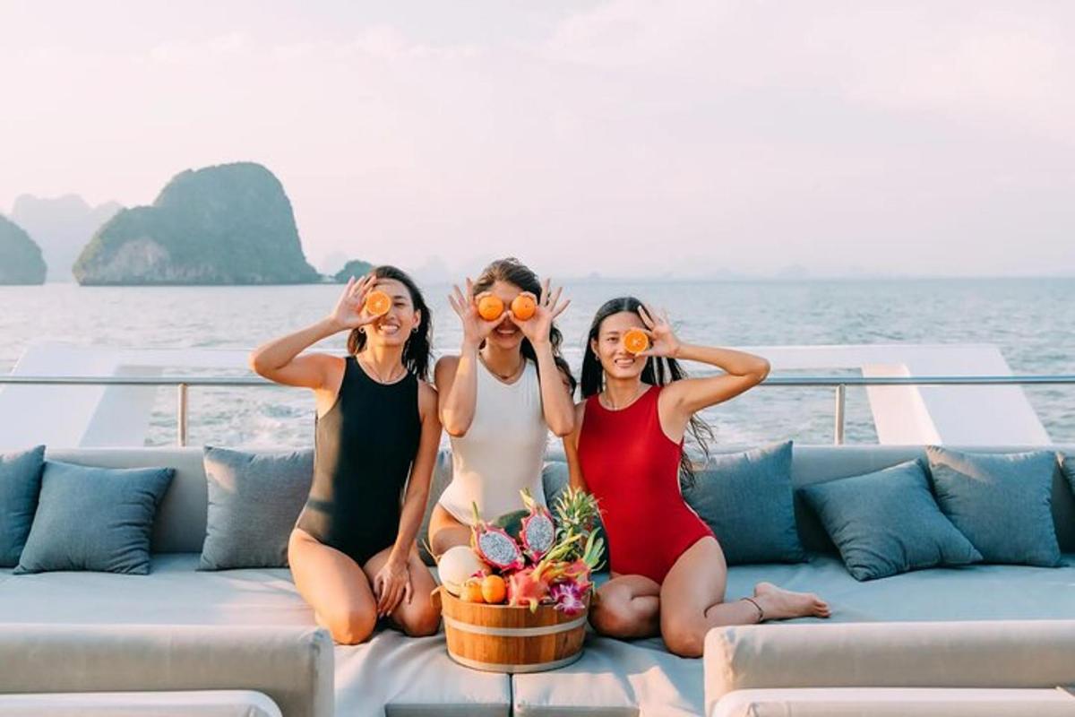 tre donne sedute su un divano su una barca