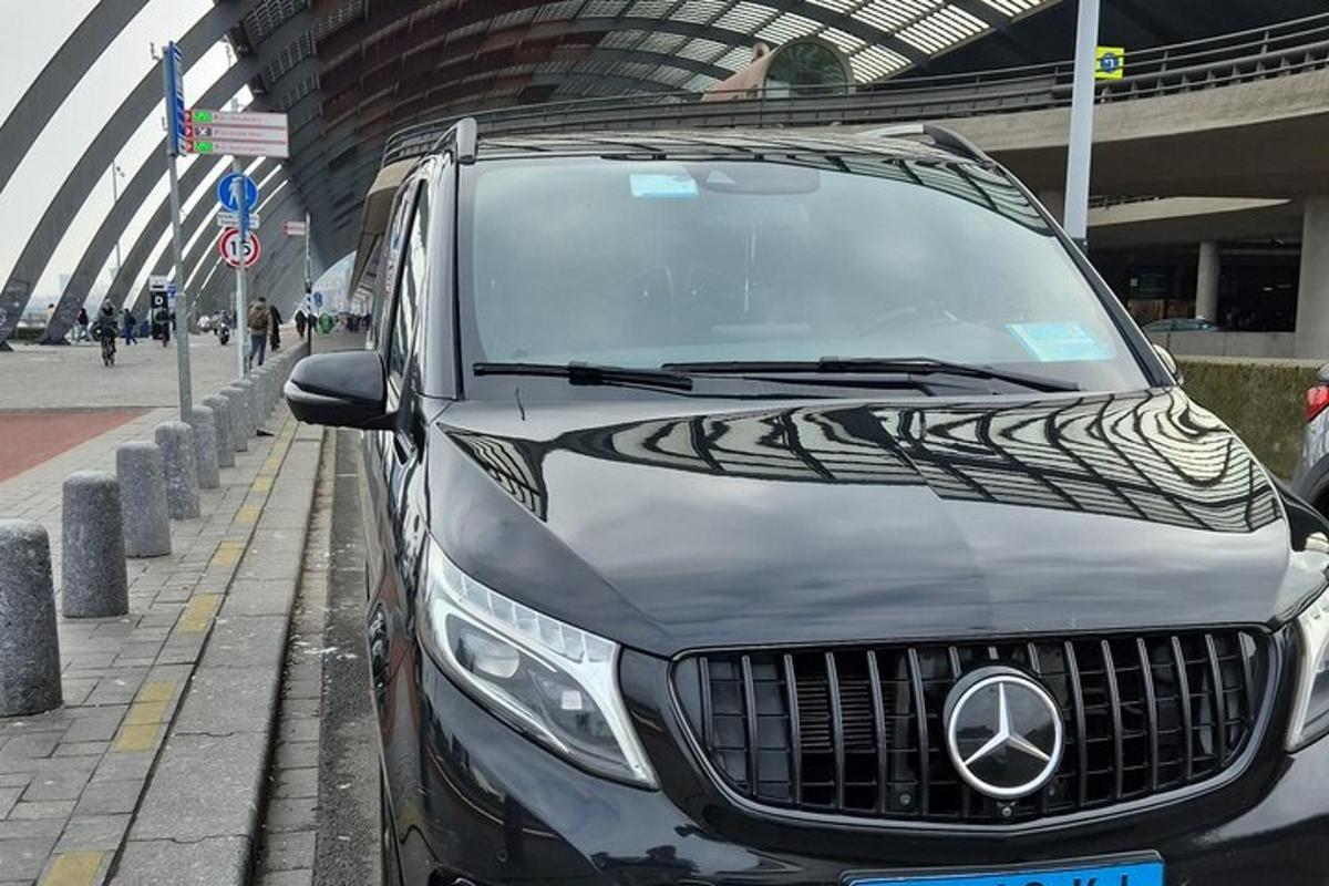 o limuzină neagră parcată pe marginea străzii