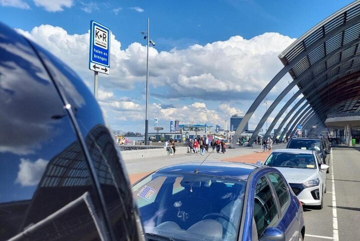 μια ομάδα αυτοκινήτων παρκαρισμένων σε μια γέφυρα