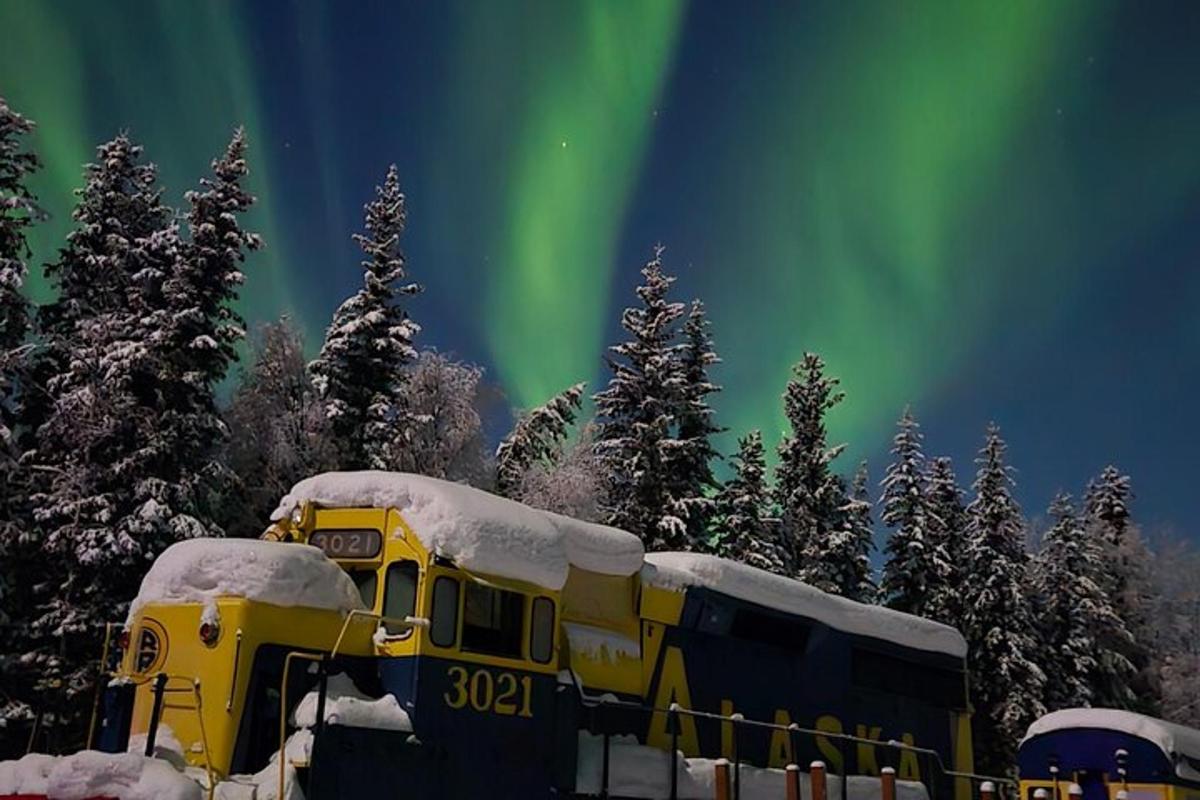 egy sárga iskolabusz parkolt az auroraemic alatt