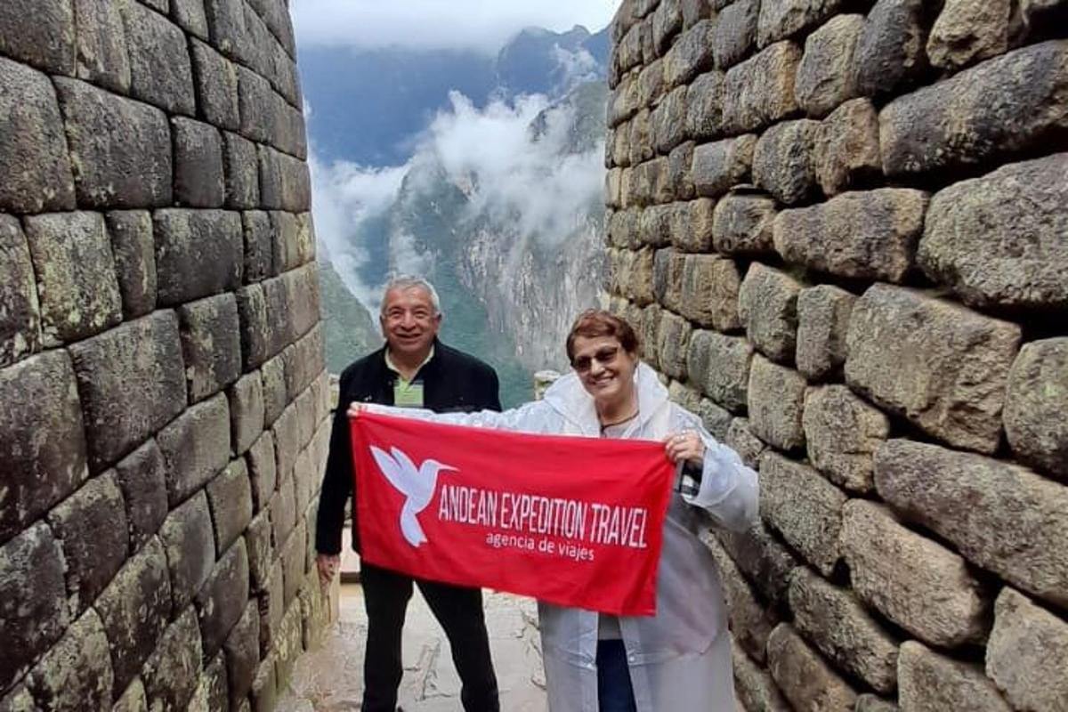 Un hombre y una mujer sosteniendo una bandera roja