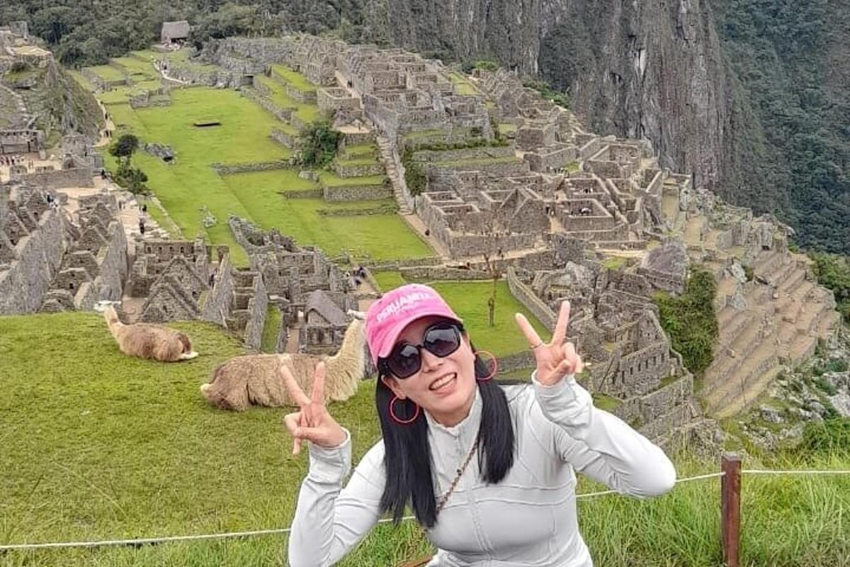 Una mujer haciendo el signo de la paz con sus dedos.