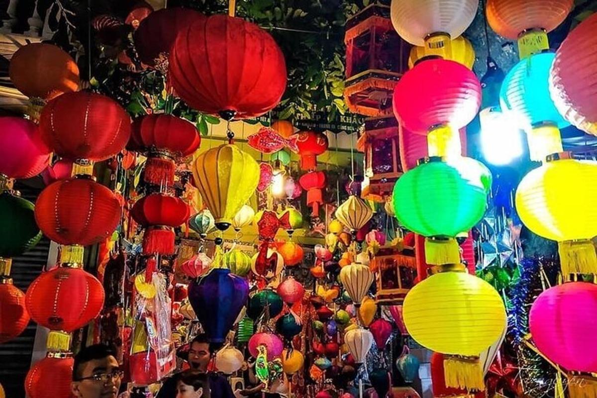 một loạt đèn lồng đầy màu sắc treo trên tường