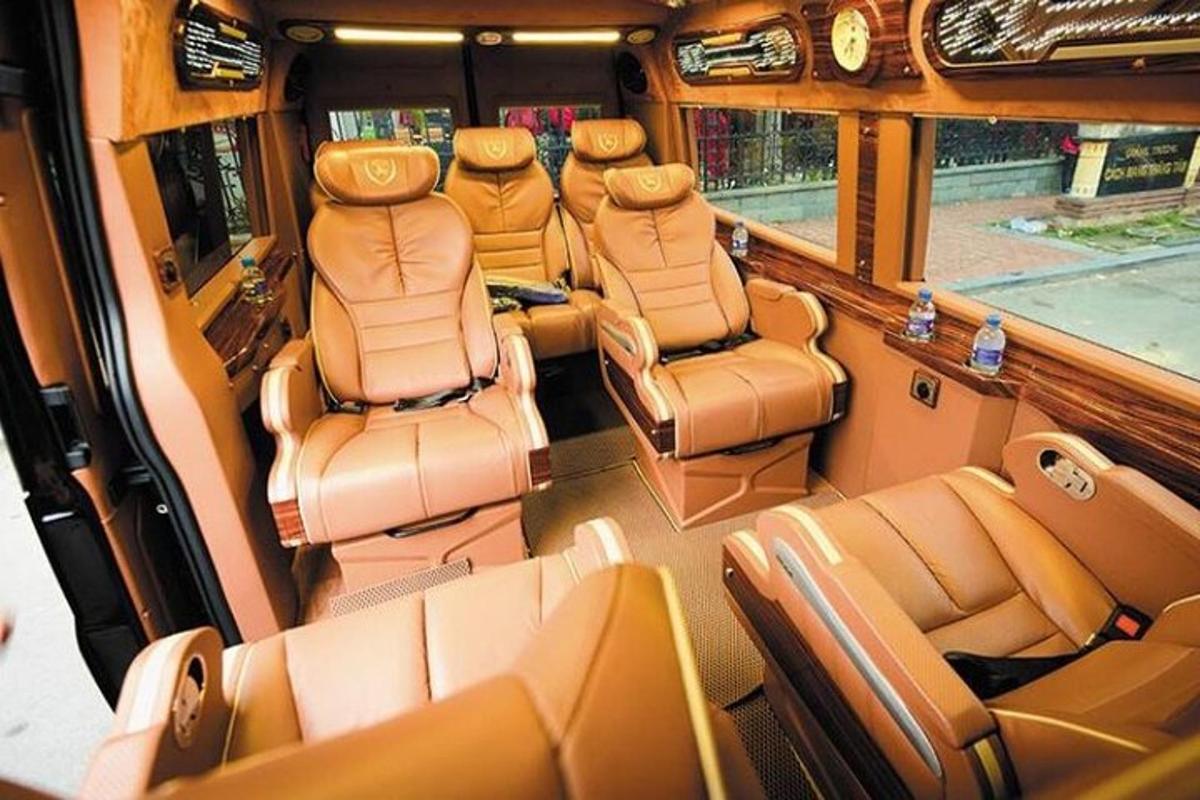 skupina sedadiel v zadnej časti autobusu