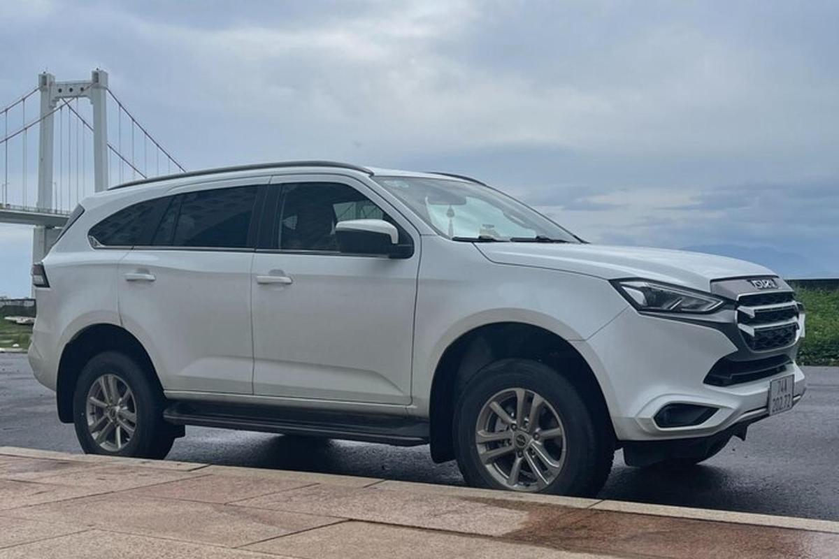biele SUV zaparkované pred mostom