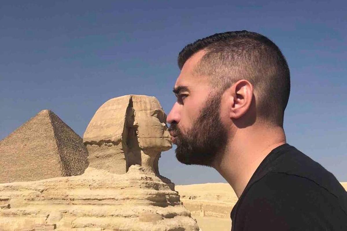 mees seisab püramiidide ees