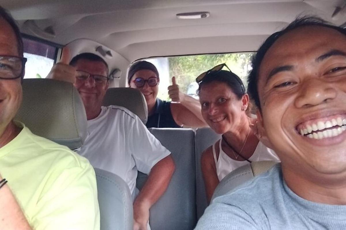 un gruppo di persone sedute sul sedile posteriore di un'auto