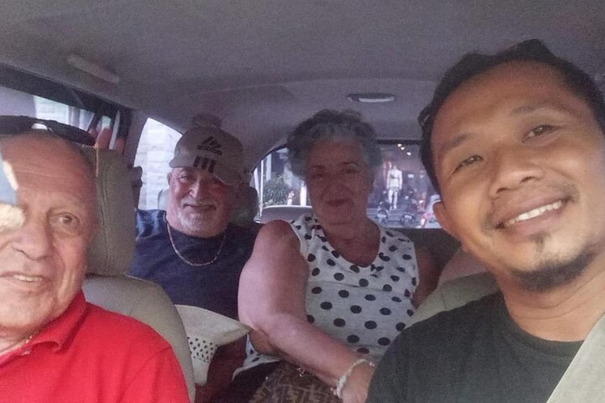 un gruppo di persone sedute sul sedile posteriore di un'auto
