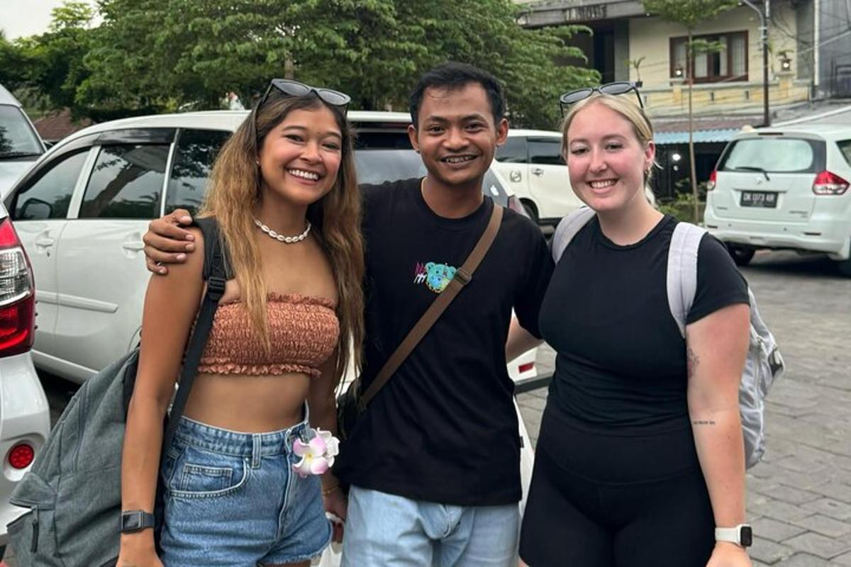 un gruppo di tre persone che posano per una foto