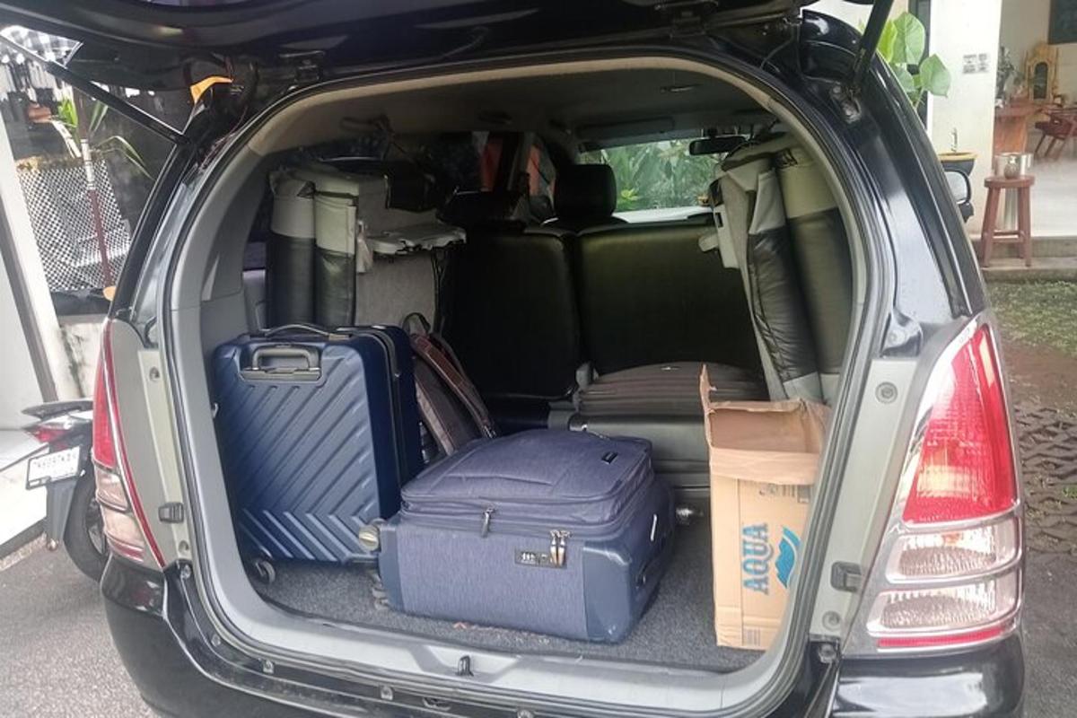 un bagagliaio aperto di un'auto con bagagli al suo interno