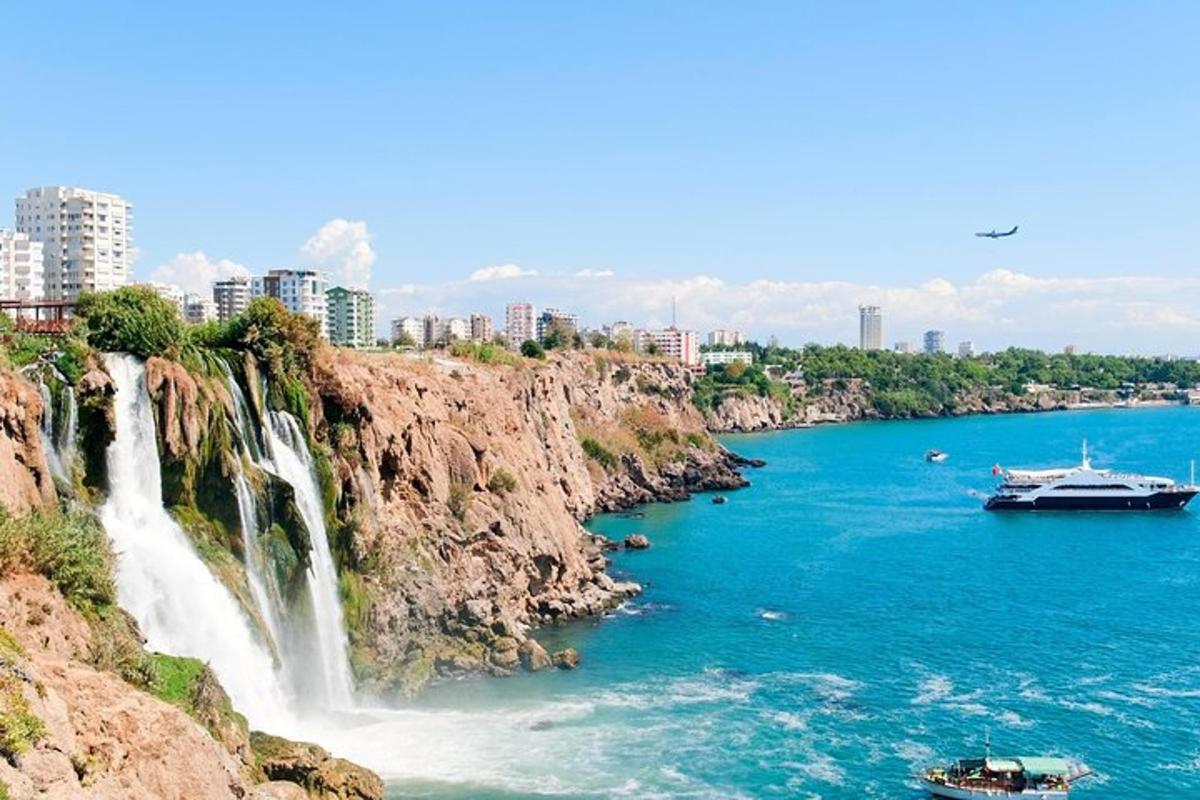 un riu amb una cascada i vaixells a l'aigua