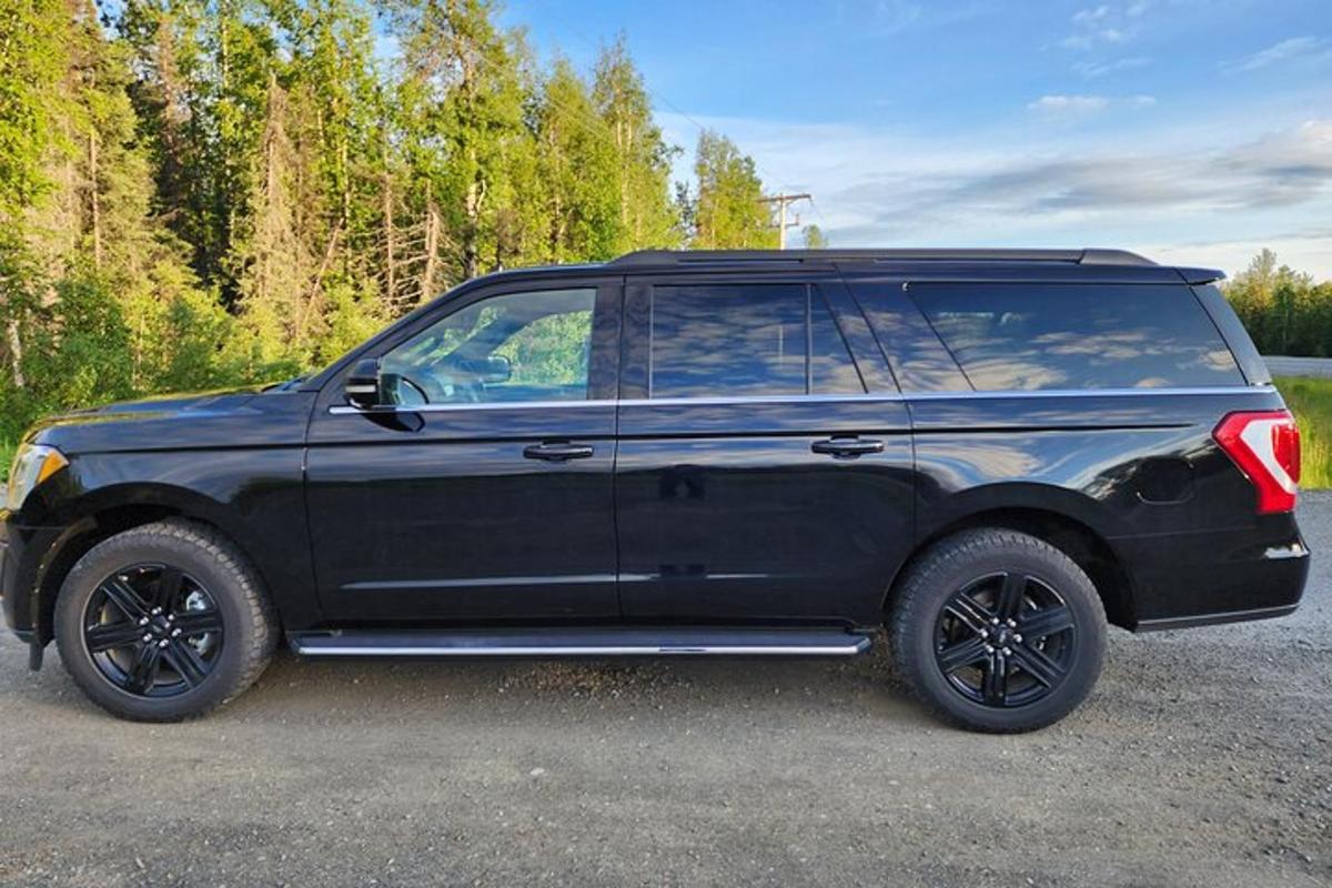 černé SUV zaparkované na parkovišti