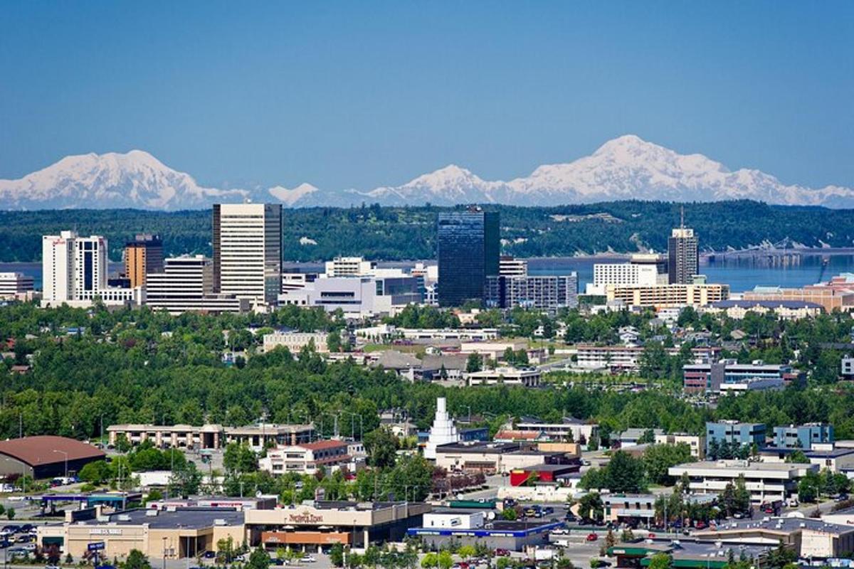 una città con le montagne sullo sfondo di una città