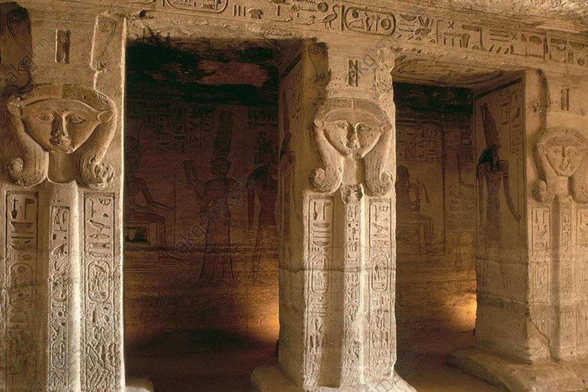 kamenná budova s hieroglyfmi na stenách