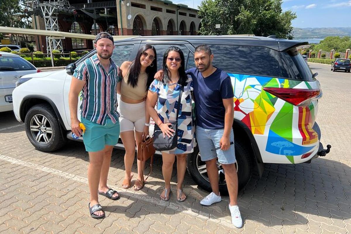 um grupo de pessoas em pé na frente de um carro