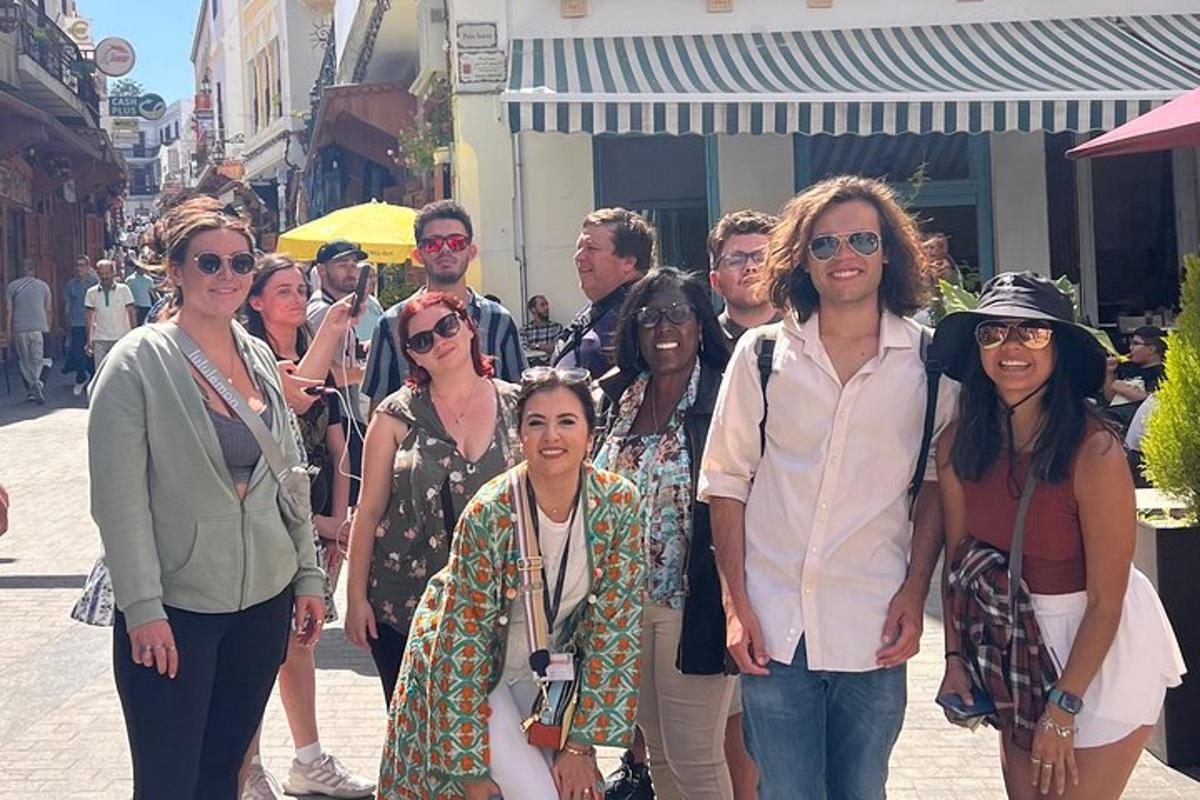 un gruppo di persone che camminano lungo una strada