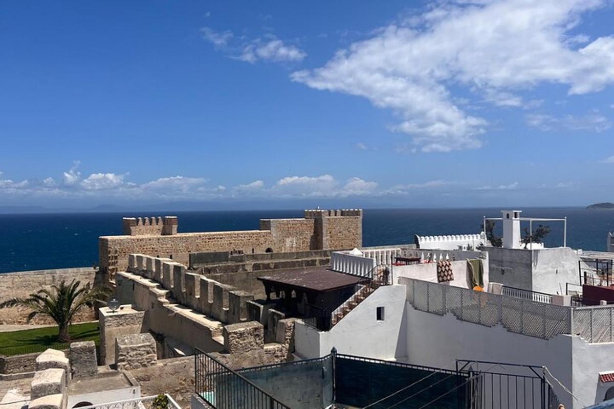 un vecchio edificio con l'oceano sullo sfondo