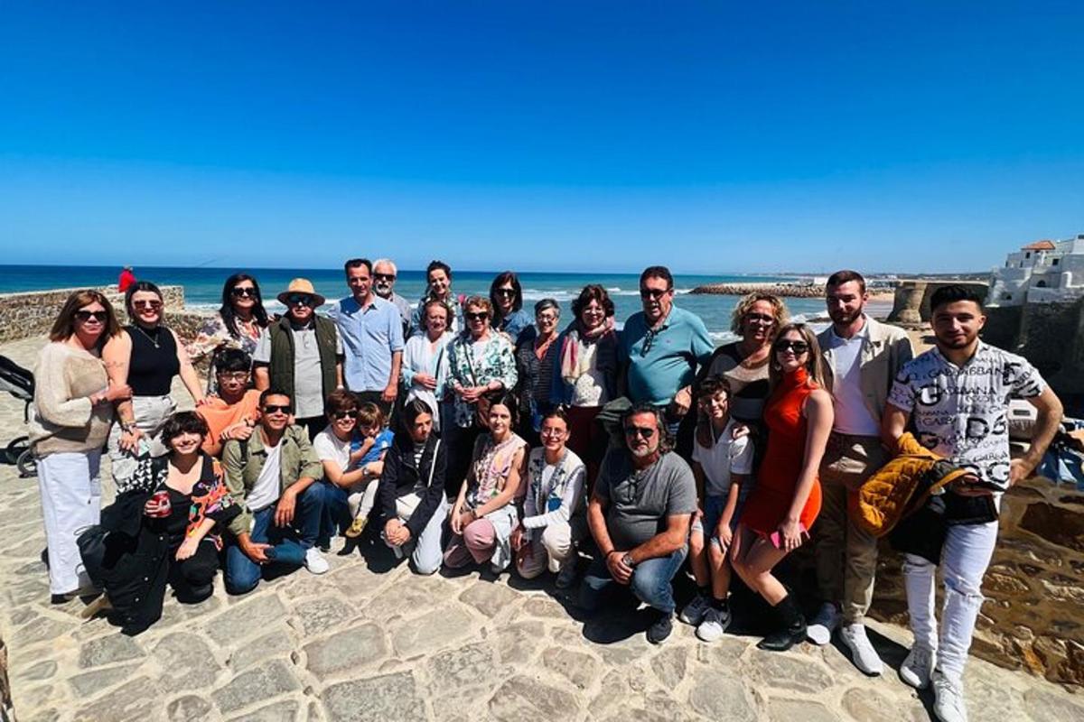 un gruppo di persone in posa per una foto in spiaggia