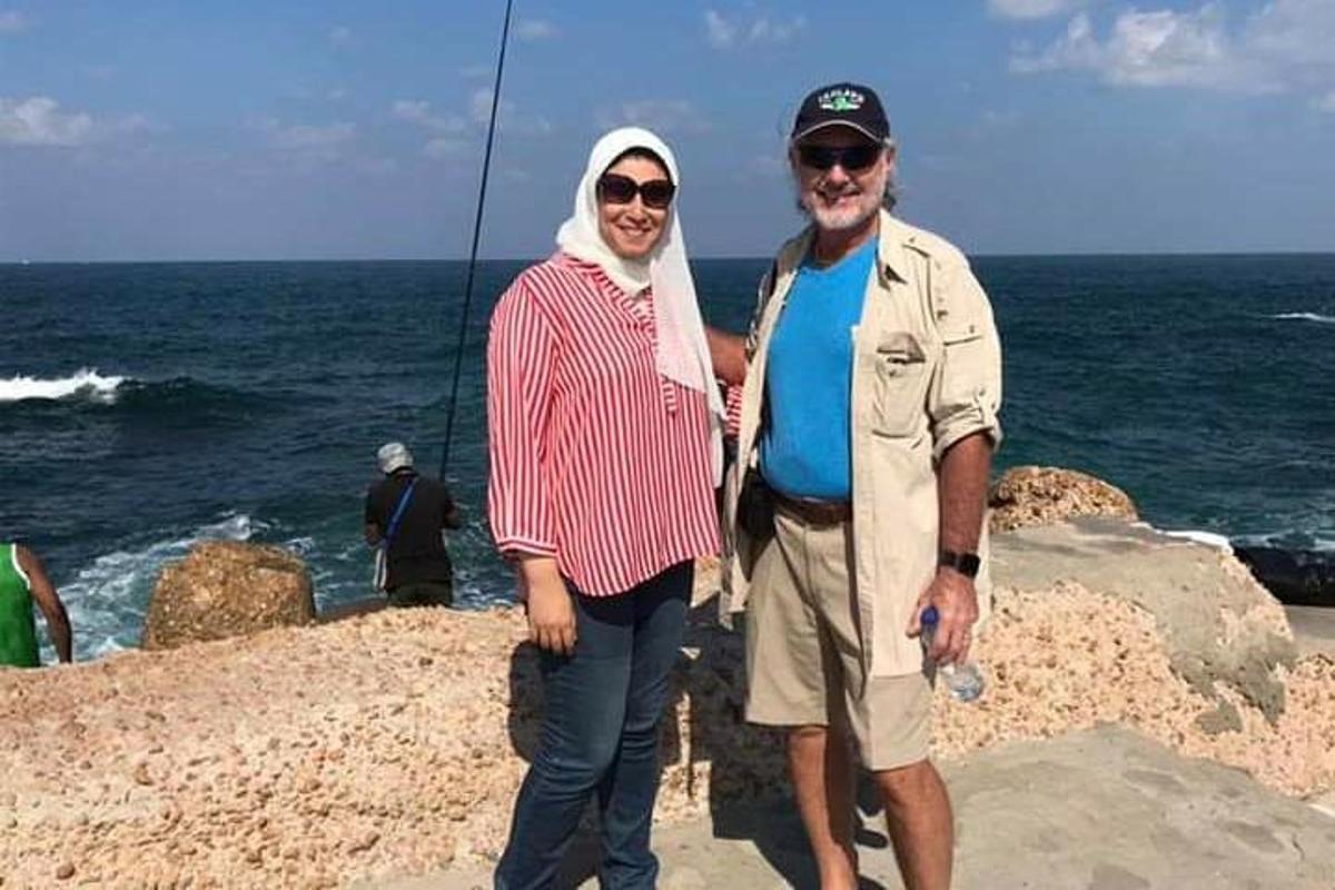 un uomo e una donna in piedi accanto all'oceano
