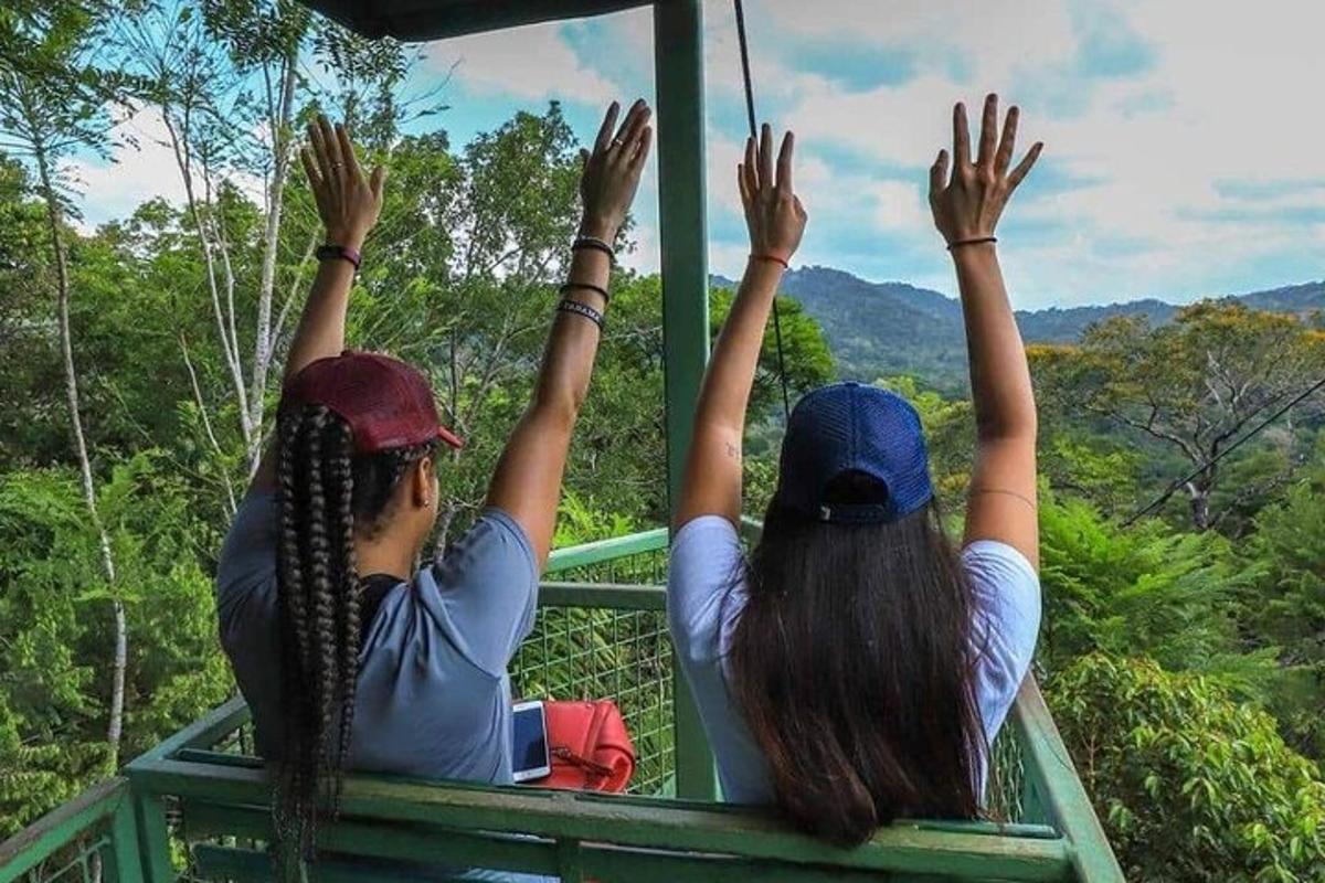 dues persones en una tirolina a la selva