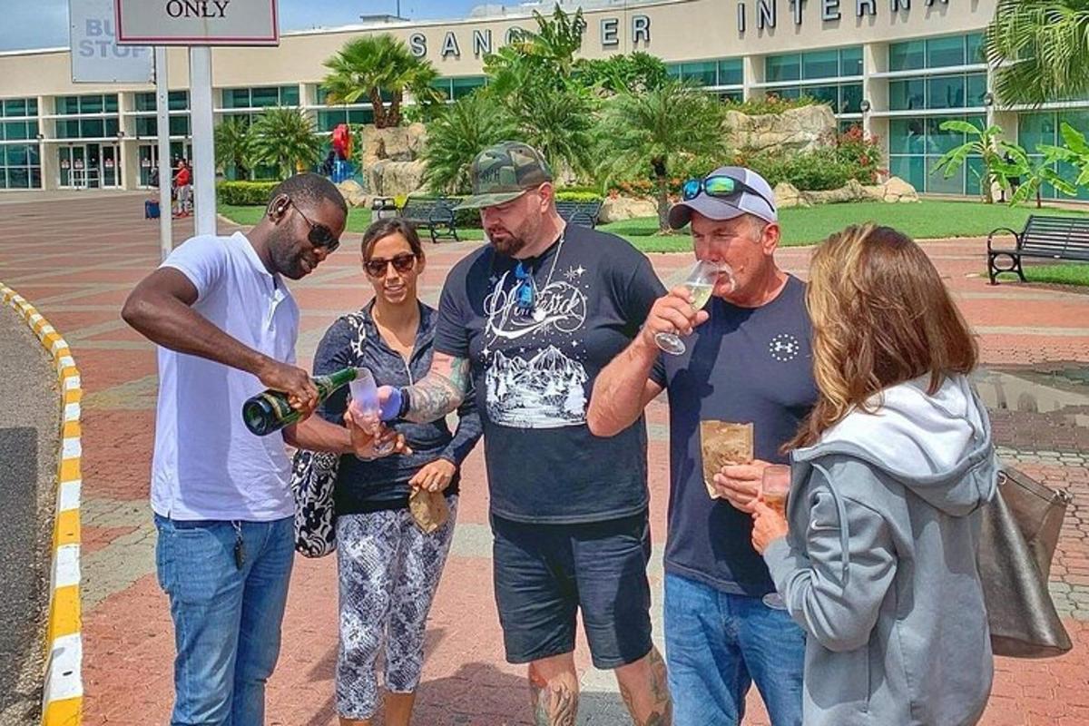 un grup de persones dempeus bevent xampany