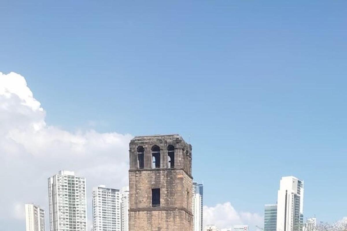 sebuah menara tinggi di hadapan beberapa bangunan tinggi