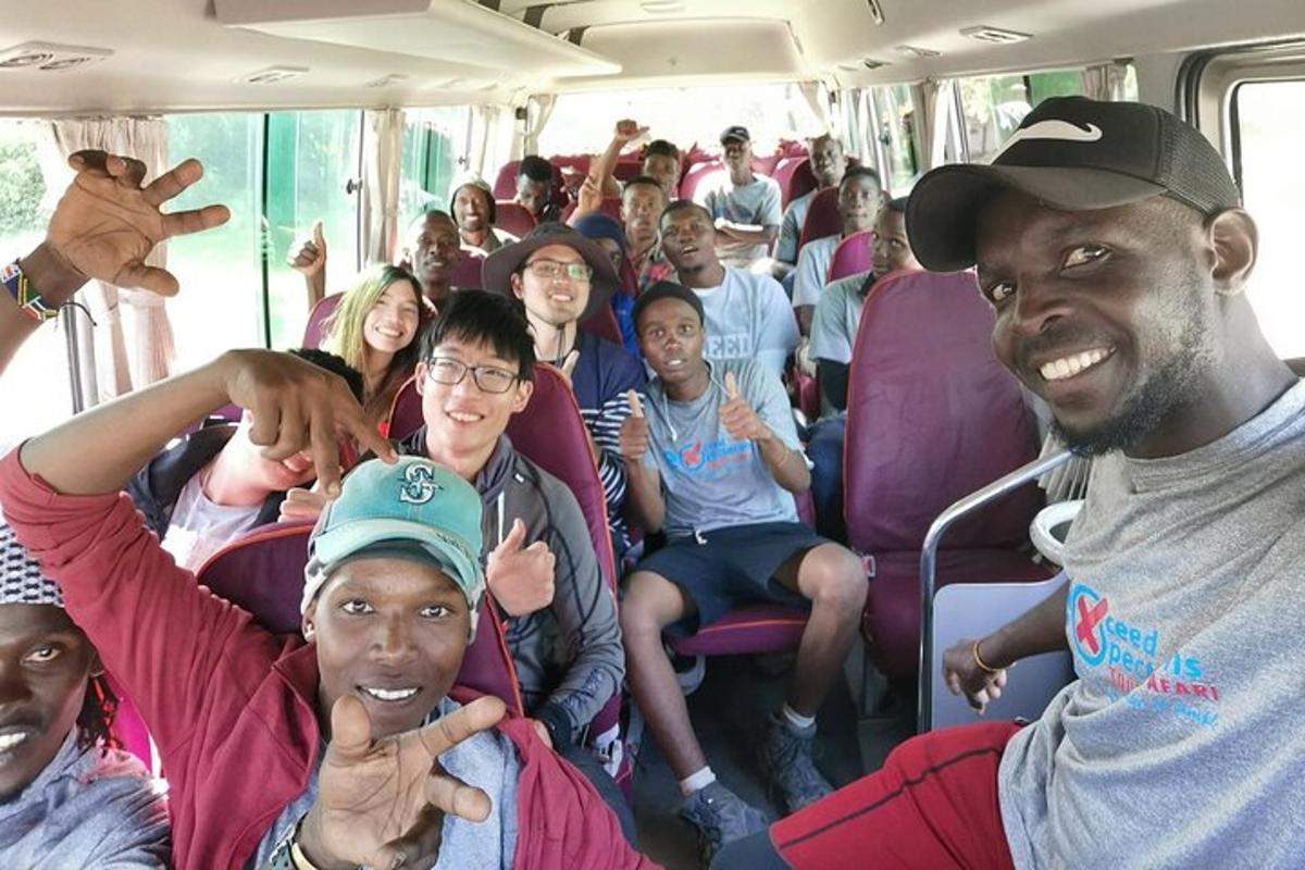sekelompok orang yang duduk di dalam bus