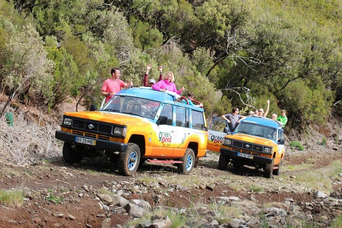 um grupo de pessoas andando no topo de dois caminhões