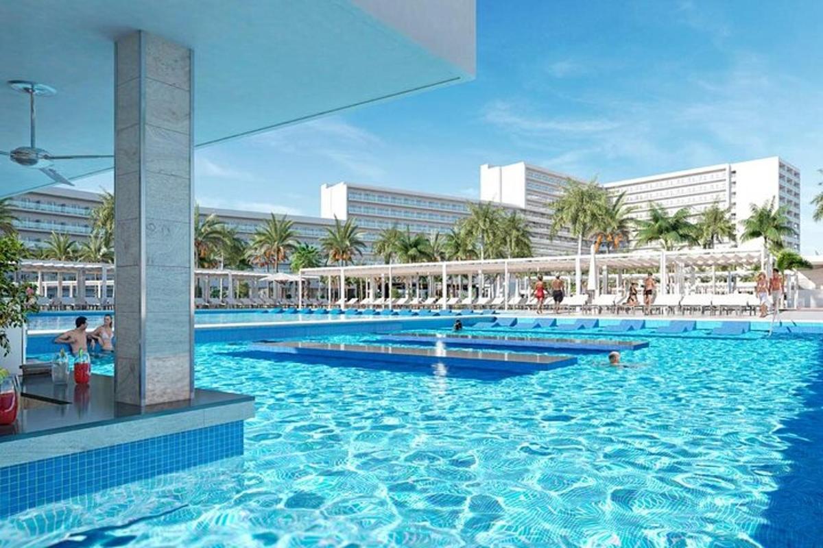 una gran piscina en un complex turístic amb gent