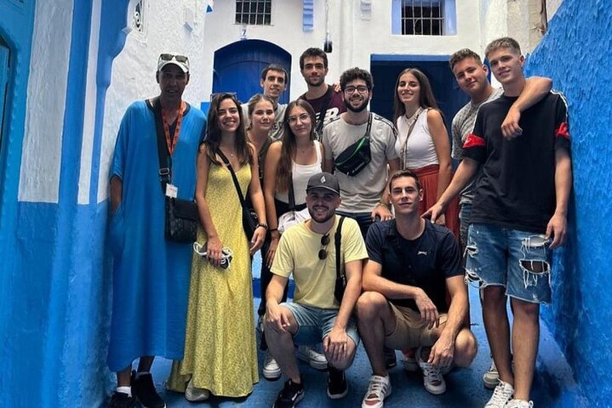 un groupe de personnes posant pour une photo devant un bâtiment