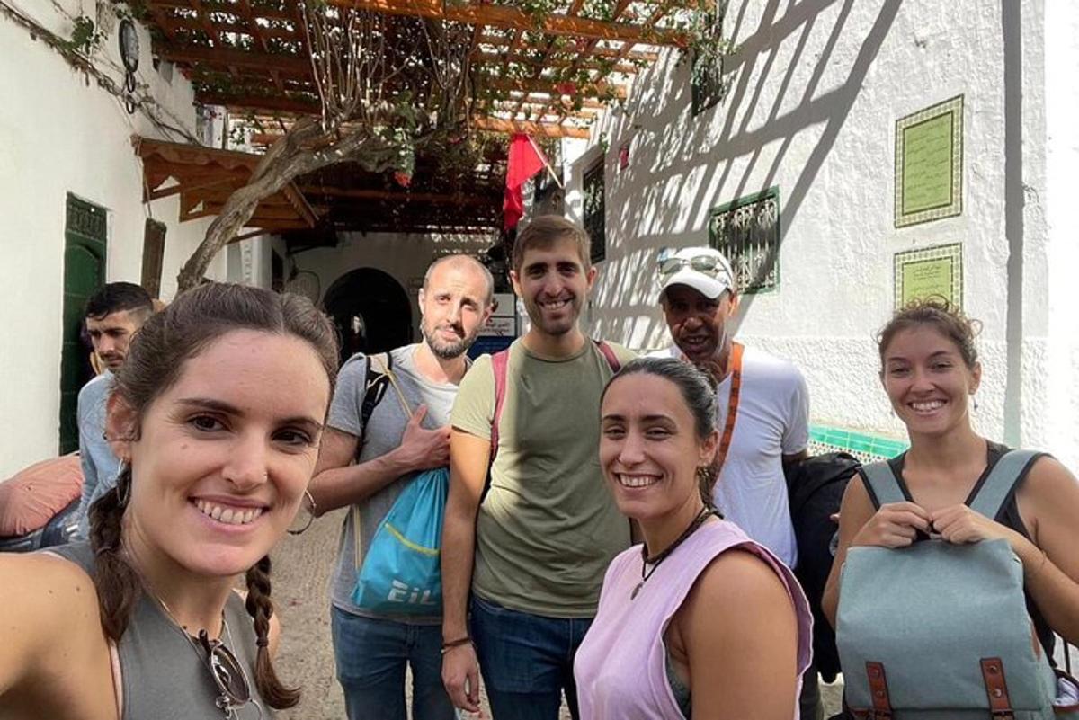 Un grupo de personas de pie frente a un edificio.