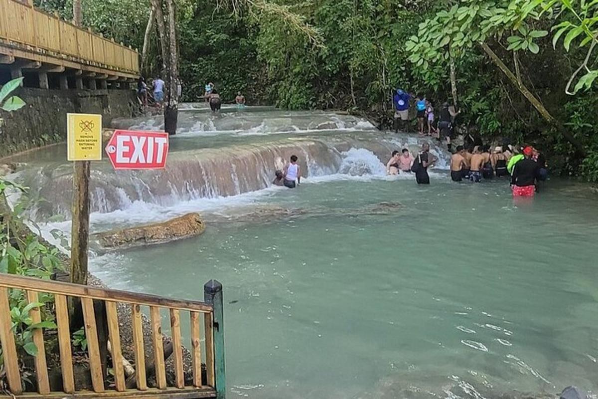 un grup de persones dempeus en una cascada
