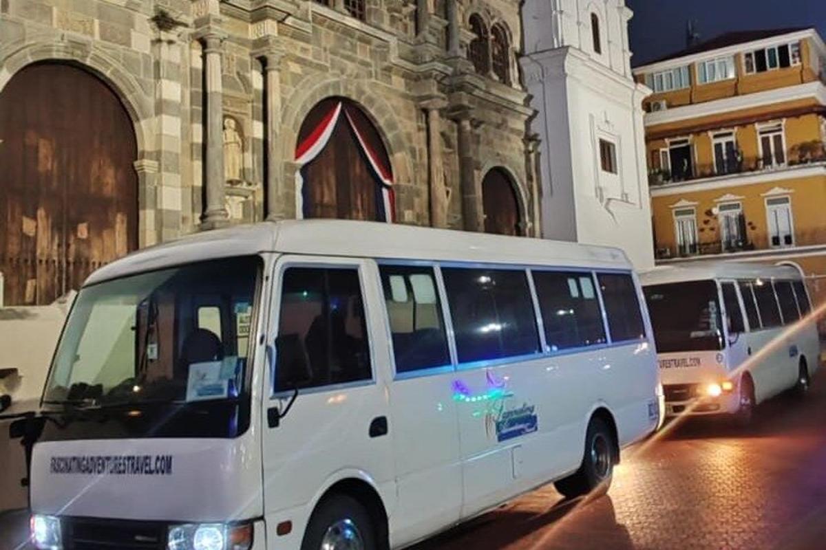 zwei weiße Lieferwagen parkten vor einem Gebäude