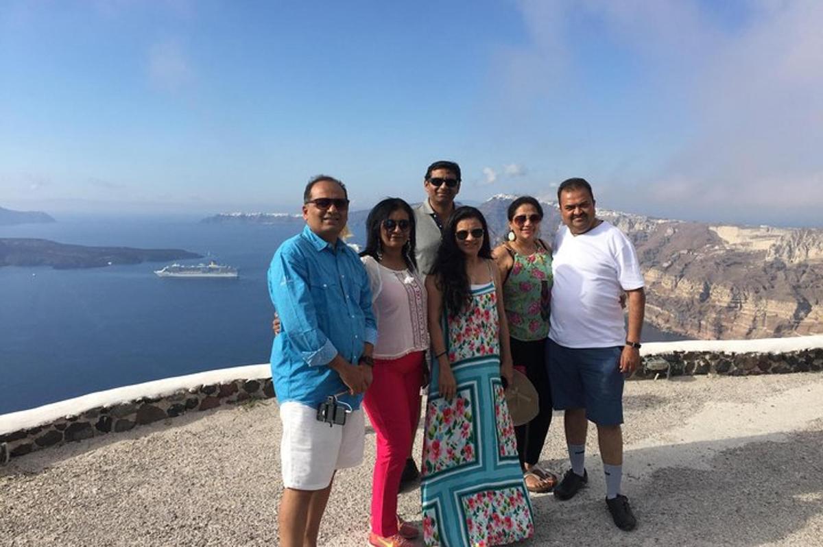un gruppo di persone in posa per una foto su una sporgenza