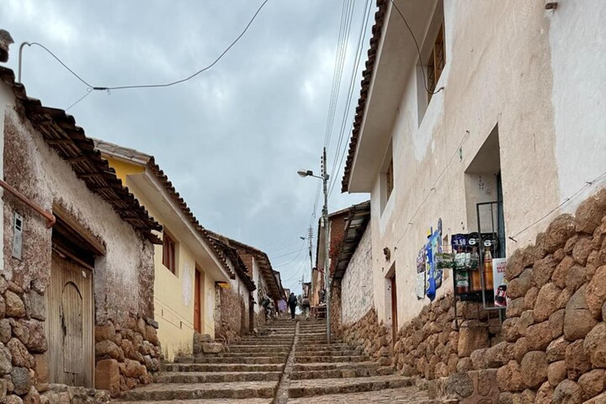 um beco com escadas em uma cidade com prédios