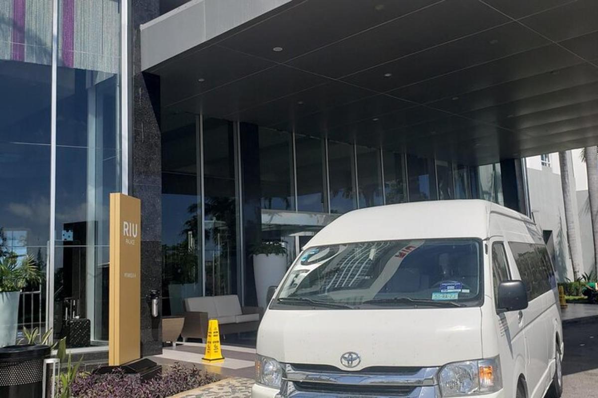 egy fehér furgon parkolt egy épület előtt