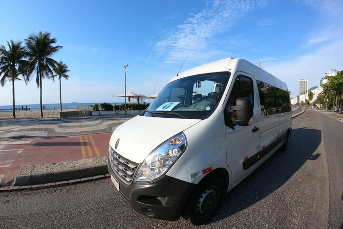 un furgone bianco parcheggiato sul ciglio di una strada