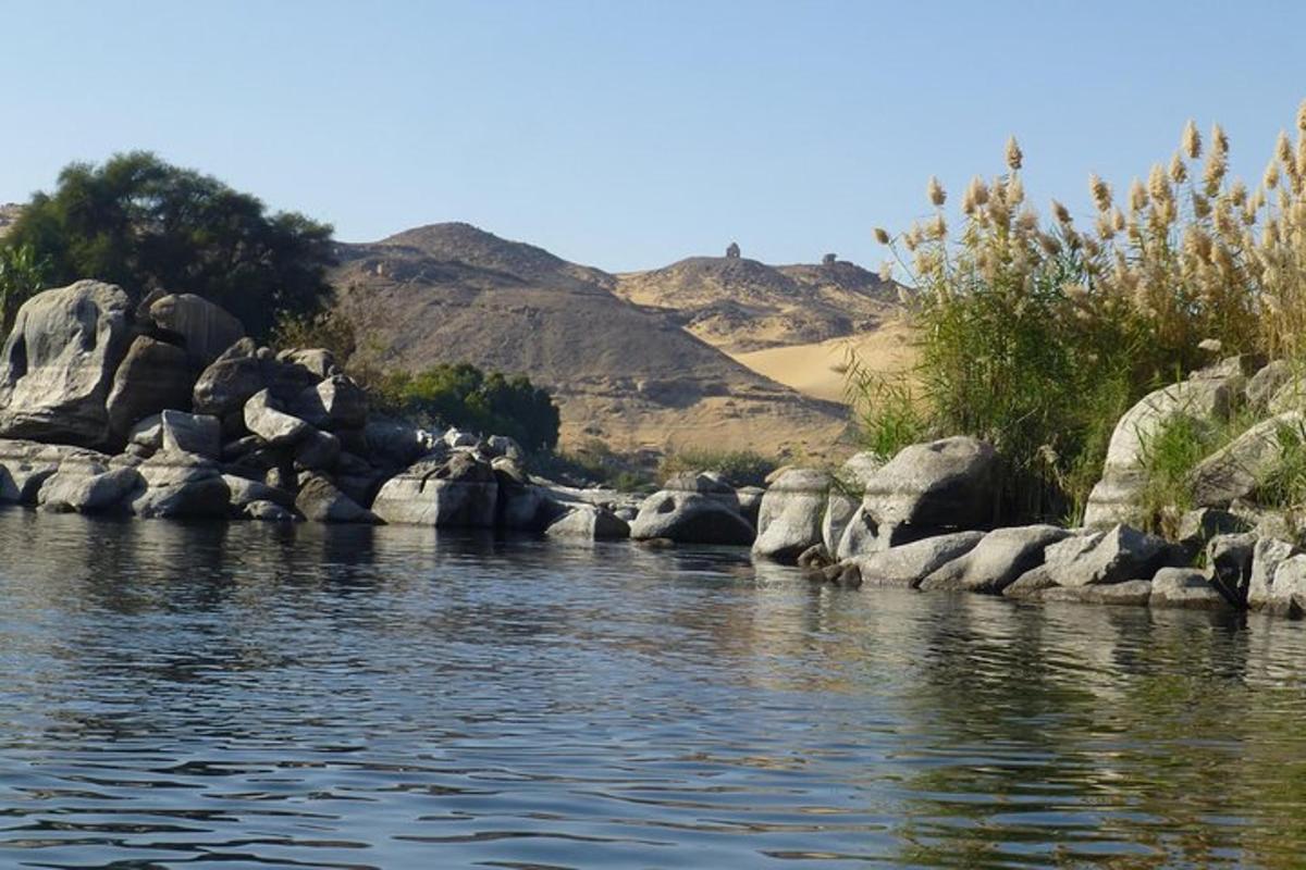un fiume con rocce e montagne sullo sfondo
