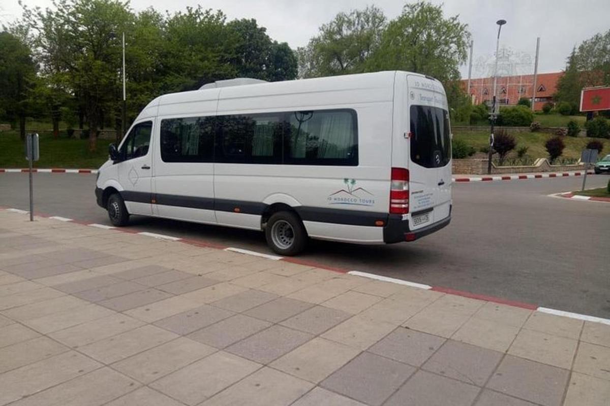 bílá dodávka zaparkovaná na parkovišti
