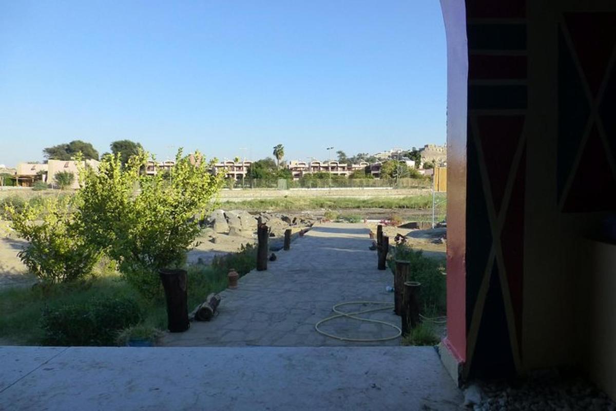 una vista di una passerella da un edificio