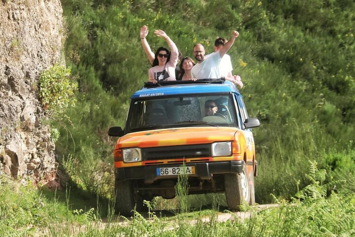 un gruppo di persone che viaggiano sul retro di un camion