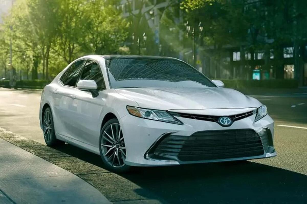 Na ulici parkuje bílý Lexus