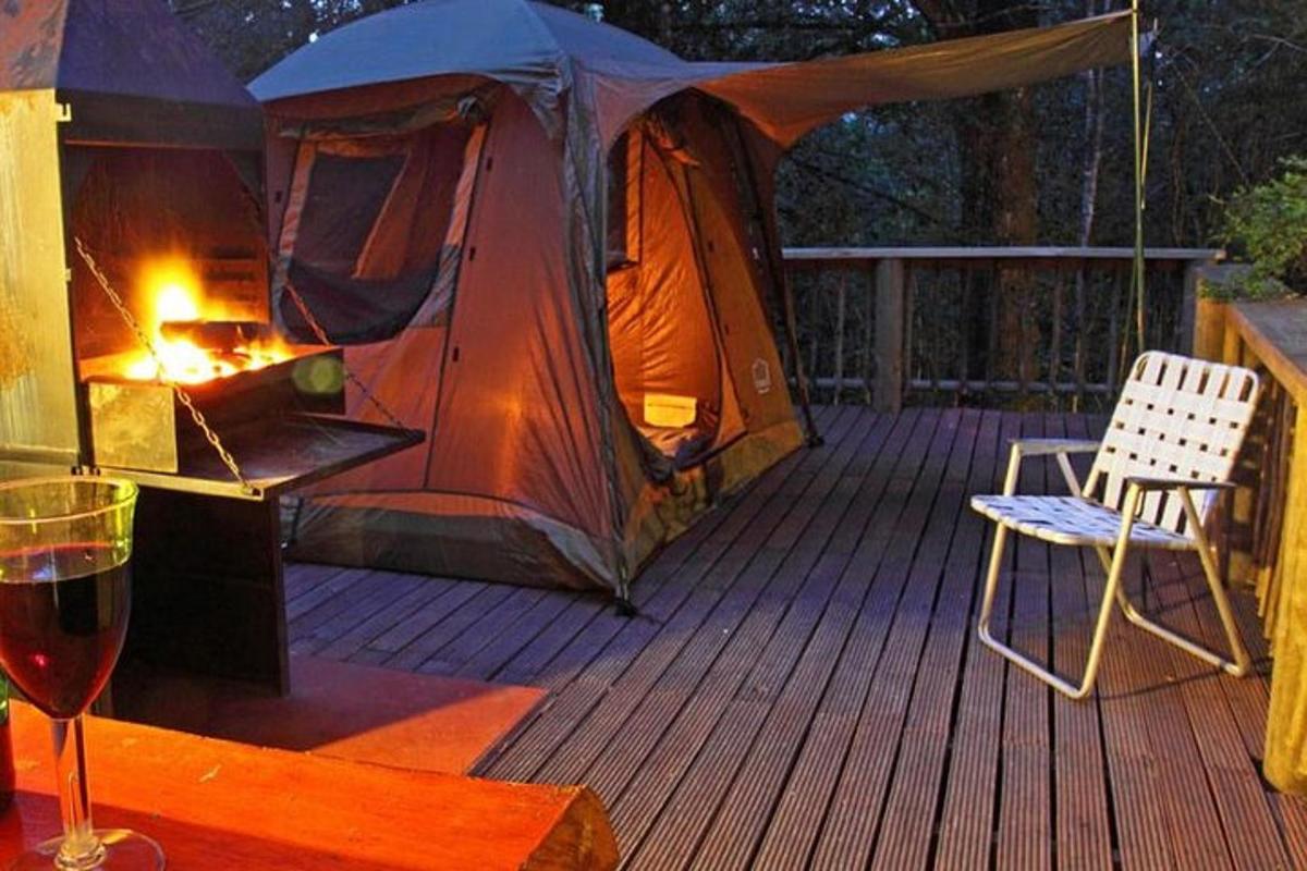 tenda di dek dengan segelas anggur